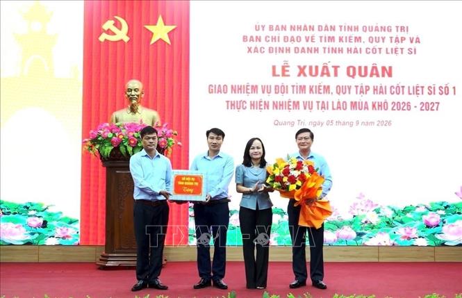 Lãnh đạo Sở Nội vụ tỉnh Quảng Trị tặng quà động viên Đội tìm kiếm, quy tập hài cốt liệt sĩ số 1 lên đường thực hiện nhiệm vụ tại Lào. Ảnh: Võ Dung - TTXVN