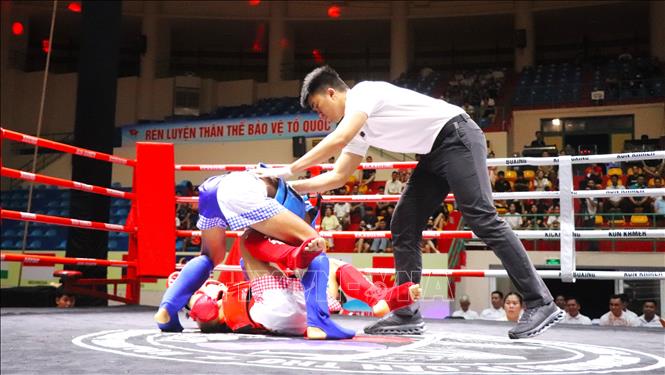 Trọng tài giữ nhịp trận đấu, đảm bảo an toàn. Ảnh: Nguyễn Hằng - TTXVN