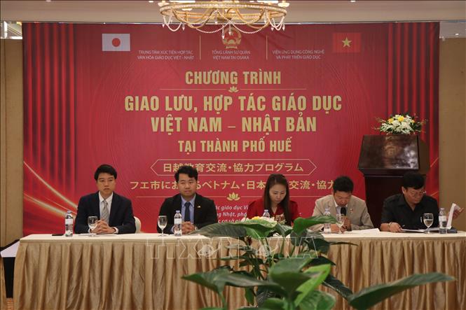 Chủ toạ điều hành chương trình. Ảnh: Mai Trang- TTXVN 