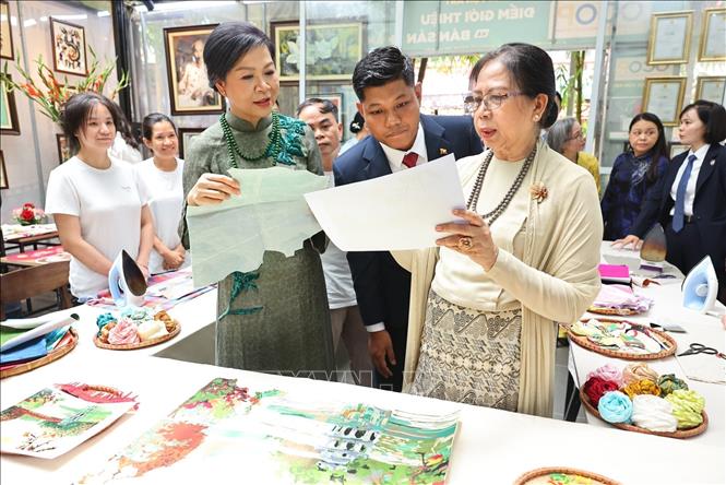 Ms. Ngo Phuong Ly and Ms. Kyu Kyu Hla visit Van Phuc Silk Village. VNA Photo: Minh Đức 