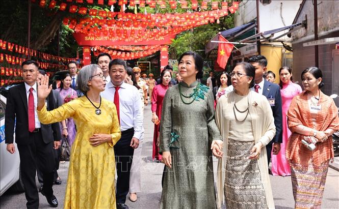 Ms. Ngo Phuong Ly and Ms. Kyu Kyu Hla visit Van Phuc Silk Village. VNA Photo: Minh Đức