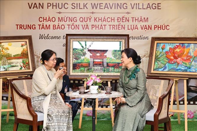 Ms. Ngo Phuong Ly and Ms. Kyu Kyu Hla enjoy tea at Van Phuc Silk Village. VNA Photo: Minh Đức