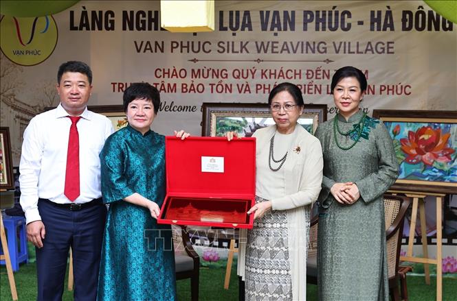 Presenting a gift to Ms. Kyu Kyu Hla at Van Phuc Silk Village. VNA Photo: Minh Đức