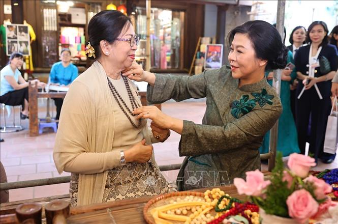 Ms. Ngo Phuong Ly and Ms. Kyu Kyu Hla at Van Phuc Silk Village. VNA Photo: Minh Đức