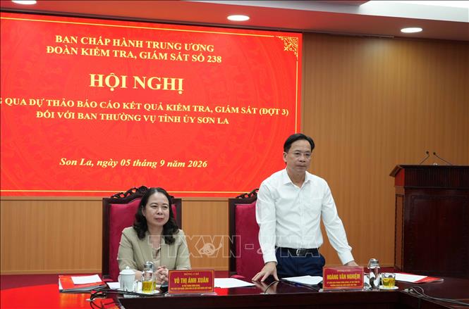 Đồng chí Hoàng Văn Nghiệm, Ủy viên Trung ương Đảng, Bí thư Tỉnh ủy, Trưởng Đoàn đại biểu Quốc hội tỉnh Sơn La, phát biểu tại buổi làm việc. Ảnh: Nguyễn Cường - TTXVN
