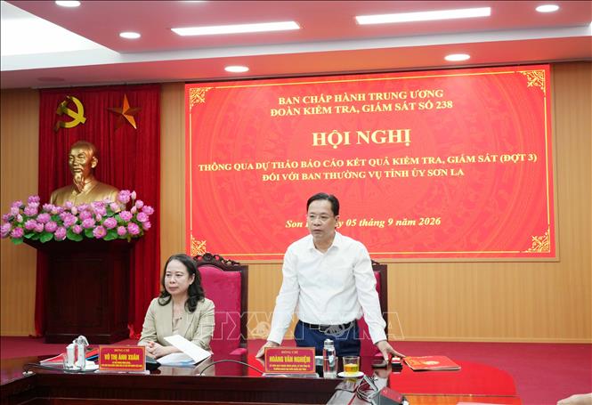 Đồng chí Hoàng Văn Nghiệm, Ủy viên Trung ương Đảng, Bí thư Tỉnh ủy, Trưởng Đoàn đại biểu Quốc hội tỉnh Sơn La, phát biểu tại buổi làm việc. Ảnh: Nguyễn Cường - TTXVN 
