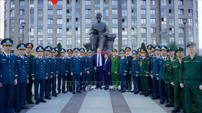 Lễ dâng hoa tại tượng đài Hồ Chủ tịch tại St.Petersburg. Ảnh: TTXVN phát