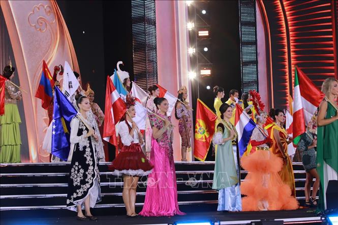 Các thí sinh trước giờ khai mạc Đêm chung kết Hoa hậu Thế giới 2026 tại Nha Trang. Ảnh: Đặng Tuấn - TTXVN
