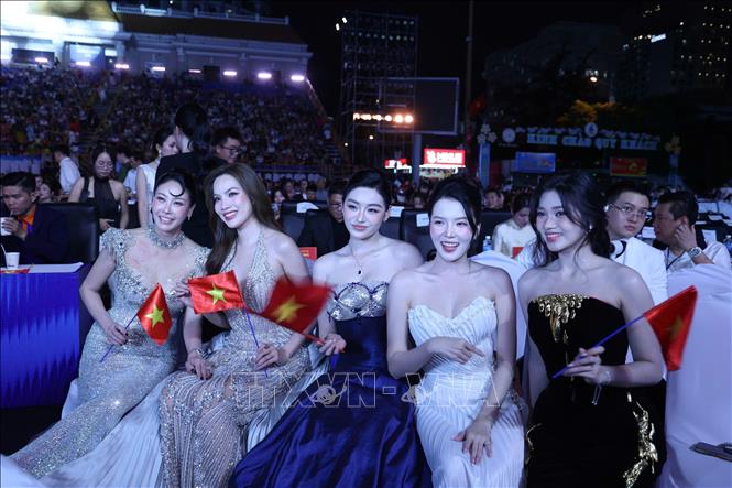 Các người đẹp tham dự Đêm chung kết Hoa hậu Thế giới 2026 tại Nha Trang. Ảnh: Đặng Tuấn - TTXVN