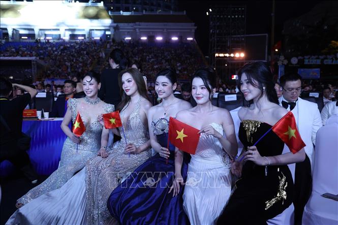Các người đẹp tham gia trình diễn trong đêm chung kết Hoa hậu Thế giới 2026 tại Nha Trang. Ảnh: Đặng Tuấn - TTXVN