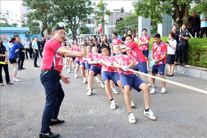 Các đội thi đấu môn Kéo co. Ảnh: Mạnh Tú - TTXVN