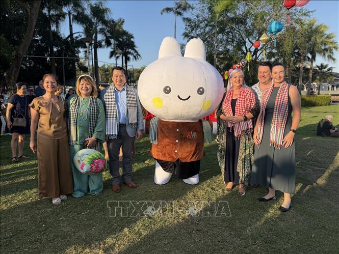 Tổng Lãnh sự Việt Nam tại Perth Phạm Hải Anh chụp ảnh lưu niệm cùng một số quan chức Vùng lãnh thổ Bắc Australia. Ảnh: TTXVN phát