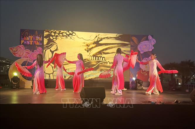 Biểu diễn văn nghệ tại lễ hội. Ảnh: TTXVN phát