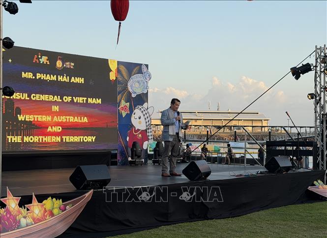Tổng Lãnh sự Việt Nam tại Perth Phạm Hải Anh phát biểu khai mạc lễ hội. Ảnh: TTXVN phát