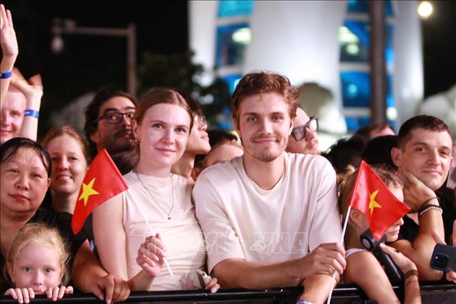 Du khách trong nước và quốc tế tham dự chương trình. Ảnh: Đặng Tuấn - TTXVN