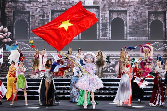 Hoa hậu Lê Nguyễn Bảo Ngọc cùng các thí sinh Miss World 2026 trong phần trình diễn mở màn chung kết 