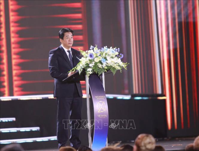 Phó Chủ tịch Thường trực UBND tỉnh Khánh Hoà Nguyễn Long Biên phát biểu chào mừng tại Đêm chung kết Miss World 2026. Ảnh: Đặng Tuấn - TTXVN