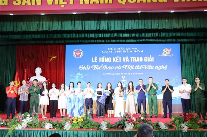 Trao giải Nhất hội thi văn nghệ. Ảnh: Mạnh Tú - TTXVN