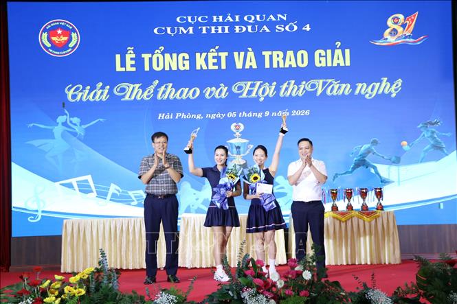 Trao giải Nhất nội dung thi đấu đôi nữ Pickleball. Ảnh: Mạnh Tú - TTXVN