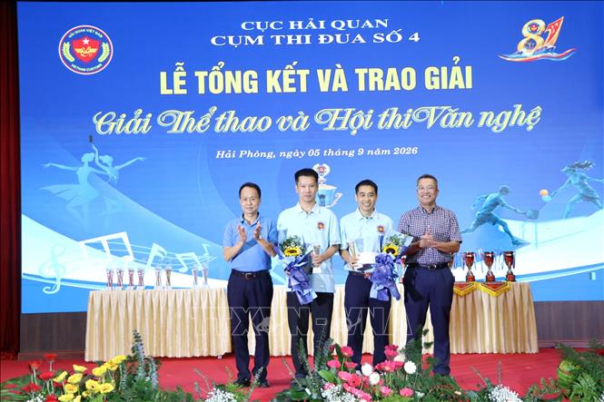 Trao giải Nhất nội dung thi đấu đôi nam Pickleball lứa tuổi dưới 45. Ảnh: Mạnh Tú - TTXVN