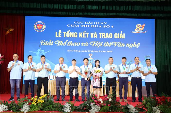 Trao giải Nhất nội dung thi Kéo co. Ảnh: Mạnh Tú - TTXVN