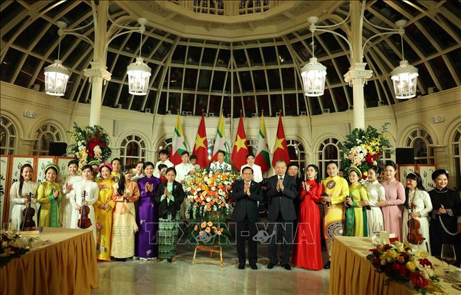 Tổng Bí thư, Chủ tịch nước Tô Lâm và Phu nhân Ngô Phương Ly cùng Tổng thống Myanmar Min Aung Hlaing và Phu nhân Kyu Kyu Hla với các nghệ sĩ biểu diễn tại tiệc chiêu đãi. Ảnh: Thống Nhất – TTXVN