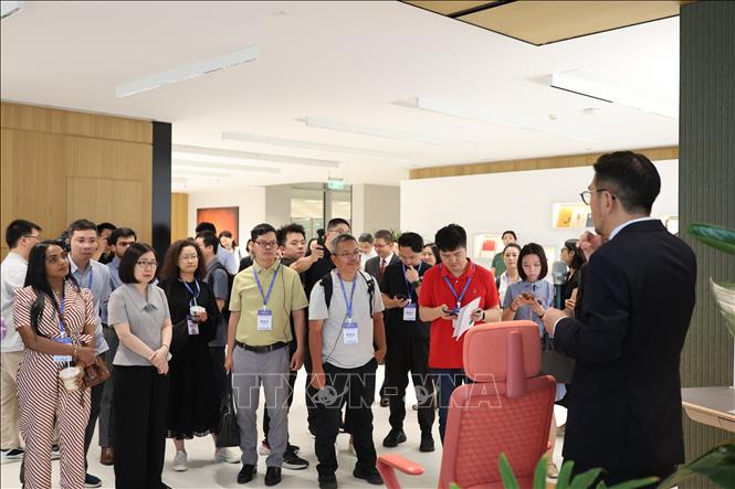 Phó Tổng Giám đốc TTXVN Đoàn Thị Tuyết Nhung cùng đại biểu các hãng thông tấn, truyền thông khu vực châu Á - Thái Bình Dương tham quan, khảo sát một số cơ sở kinh tế, văn hóa tại Quảng Châu, Phật Sơn và Thâm Quyến… Ảnh: Công Tuyên - PV TTXVN tại Trung Quốc