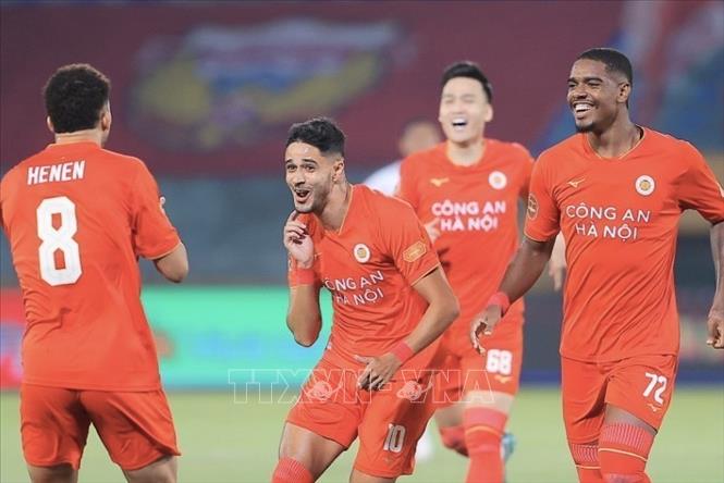 Niềm vui của các cầu thủ Công an Hà Nội khi Artur (số 10) ghi bàn thắng mở tỷ số. Ảnh: Minh Quyết - TTXVN
