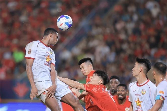 Nỗ lực của các cầu thủ Hồng Lĩnh Hà Tĩnh nhưng không thành công. Ảnh: Minh Quyết - TTXVN