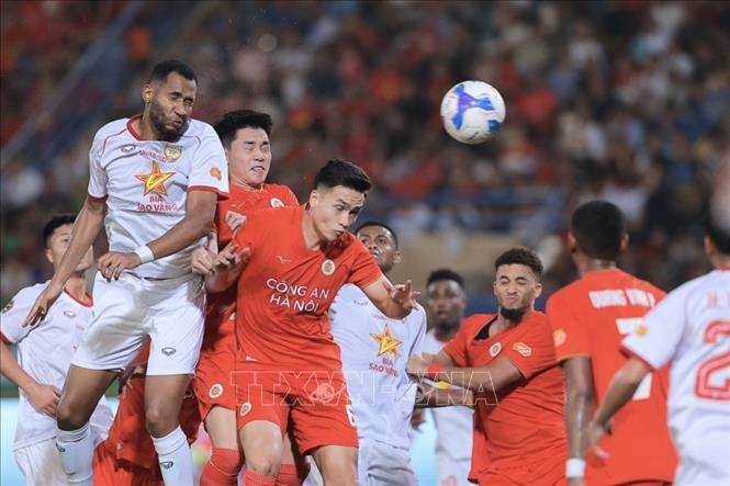 Nỗ lực của các cầu thủ Hồng Lĩnh Hà Tĩnh nhưng không thành công. Ảnh: Minh Quyết - TTXVN