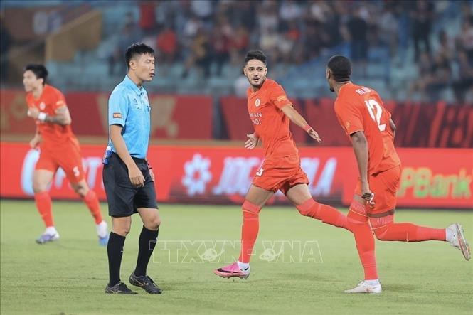 Artur (số 10) ghi bàn thắng mở tỷ số cho CLB Công an Hà Nội. Ảnh: Minh Quyết - TTXVN
