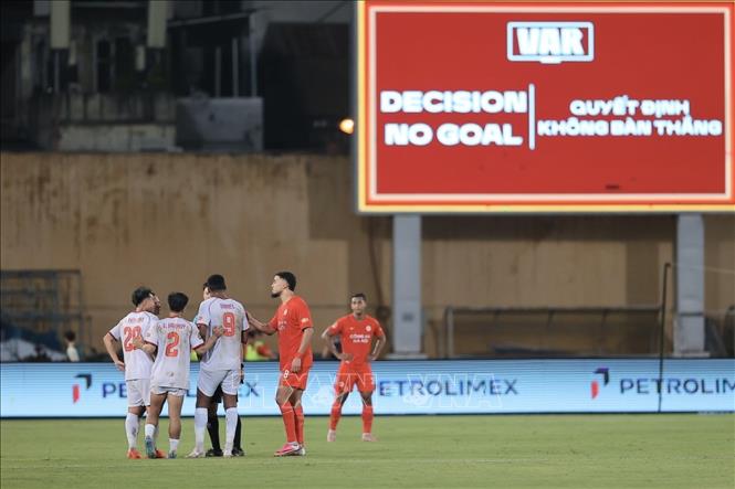 Tình huống trọng tài check VAR nhưng không có bàn thắng gỡ hoà cho Hồng Lĩnh Hà Tĩnh. Ảnh: Minh Quyết - TTXVN