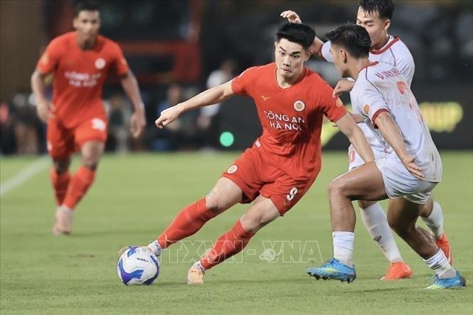 Nỗ lực đi bóng của Đình Bắc (CAHN). Ảnh: Minh Quyết - TTXVN