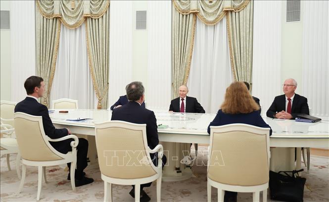 Tổng thống Nga Vladimir Putin (giữa, phía xa) trong cuộc gặp Đặc phái viên Tổng thống Mỹ Steve Witkoff (giữa, phía trước) và Jared Kushner (trái, phía trước) tại Moskva. Ảnh: AA/TTXVN phát