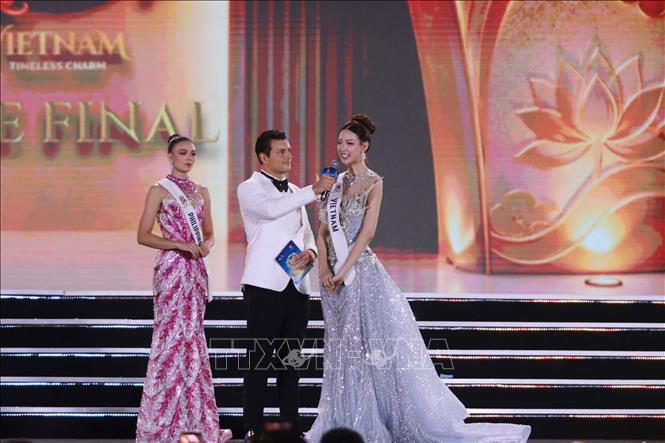 Lê Nguyễn Bảo Ngọc xuất hiện rạng rỡ, thể hiện phong thái điềm tĩnh trước phần thi vấn đáp. Ảnh: Đặng Tuấn - TTXVN