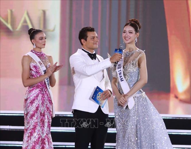 Lê Nguyễn Bảo Ngọc xuất hiện rạng rỡ, thể hiện phong thái điềm tĩnh trước phần thi vấn đáp. Ảnh: Đặng Tuấn - TTXVN