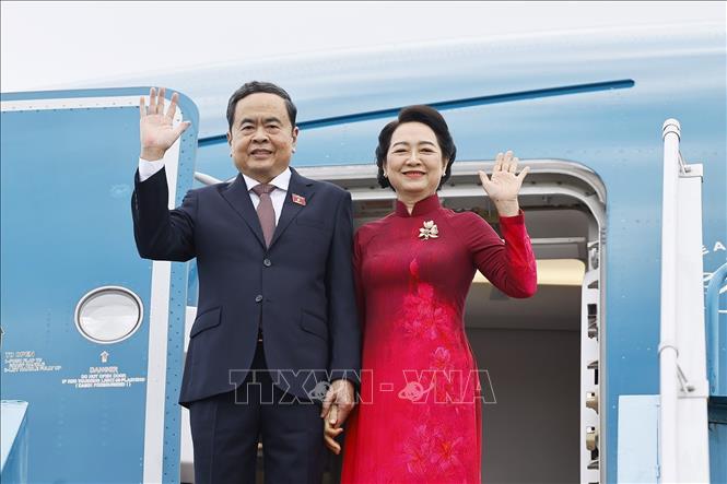 Chủ tịch Quốc hội Trần Thanh Mẫn và Phu nhân rời Hà Nội, lên đường thăm chính thức Hàn Quốc và Mông Cổ. Ảnh: Doãn Tấn – TTXVN