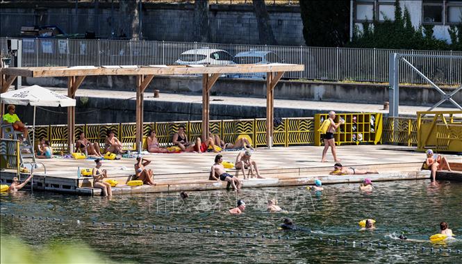 Người dân tắm sông Seine để tránh nóng tại Paris, Pháp. Ảnh: THX/TTXVN phát