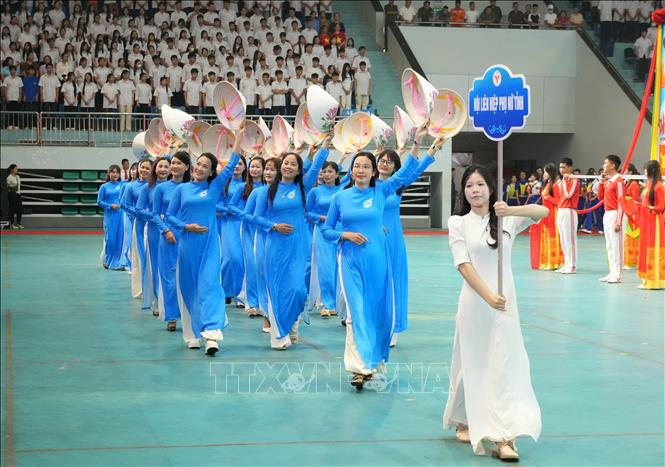 Cán bộ, hội viên Hội Liên hiệp Phụ nữ tỉnh Bắc Ninh tham gia diễu hành tại Lễ khai mạc được tổ chức tại Nhà thi đấu thể thao tỉnh Bắc Ninh. Ảnh: Đồng Thúy - TTXVN