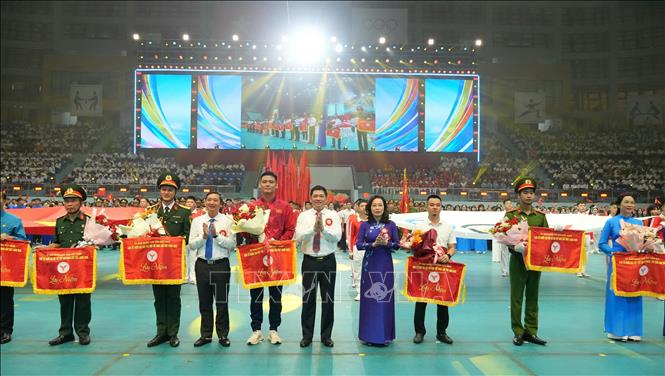 Bí thư Tỉnh ủy Bắc Ninh Nguyễn Hồng Thái và các đồng chí lãnh đạo tỉnh tặng cờ lưu niệm, hoa cho các đoàn tham dự Đại hội. Ảnh: Đồng Thúy - TTXVN