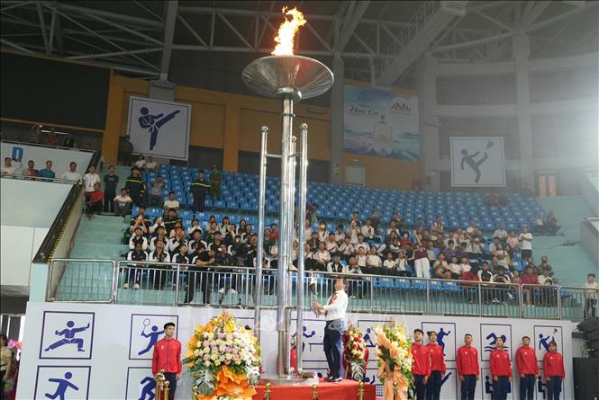 Đồng chí Nguyễn Hồng Thái, Ủy viên Trung ương Đảng, Bí thư Tỉnh ủy Bắc Ninh thắp ngọn lửa truyền thống vào Đài lửa Đại hội tại Lễ khai mạc được tổ chức tại Nhà thi đấu thể thao tỉnh Bắc Ninh. Ảnh: Đồng Thúy - TTXVN