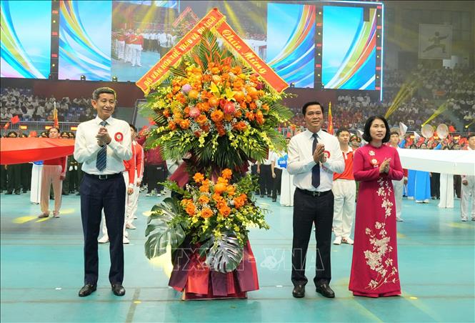Đại diện Bộ Văn hóa, Thể thao và Du lịch tặng hoa chúc mừng Đại hội. Ảnh: Đồng Thúy - TTXVN