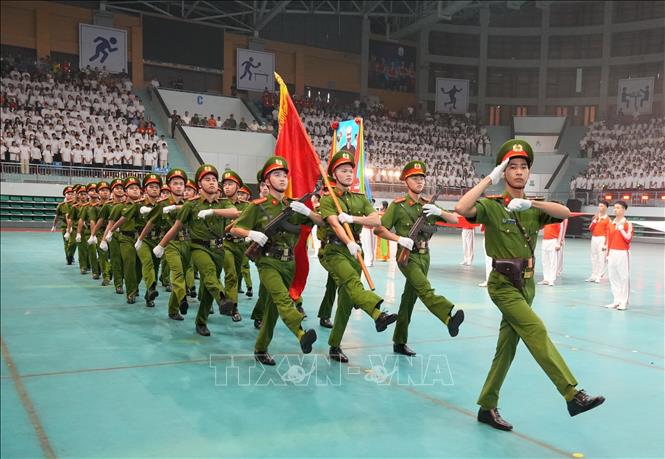 Khối sĩ quan Công an nhân dân thuộc Công an tỉnh Bắc Ninh diễu hành qua lễ đài trong Lễ khai mạc. Ảnh: Đồng Thúy - TTXVN