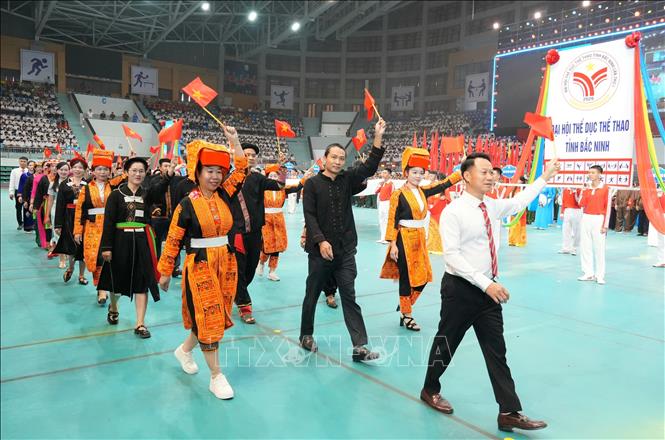 Đại diện các dân tộc Kinh, Dao, Tày và đồng bào dân tộc thiểu số tỉnh Bắc Ninh tham gia diễu hành trong Lễ khai mạc. Ảnh: Đồng Thúy - TTXVN