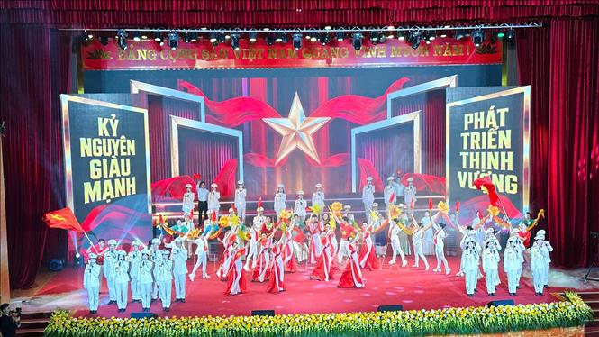 Tiết mục văn nghệ chào mừng tại Lễ đón nhận Danh hiệu Anh hùng lực lượng vũ trang nhân dân trong cuộc kháng chiến chống Mỹ, cứu nước của Công an Thanh Hóa. Ảnh Nguyễn Nam - TTXVN 
