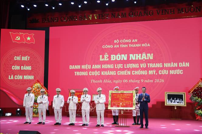 Chủ tịch UBND tỉnh Thanh Hóa Tô Anh Dũng tặng bức trướng chúc mừng Công an tỉnh Thanh Hóa đón nhận Danh hiệu Anh hùng lực lượng vũ trang nhân dân trong cuộc kháng chiến chống Mỹ, cứu nước.Ảnh Nguyễn Nam - TTXVN