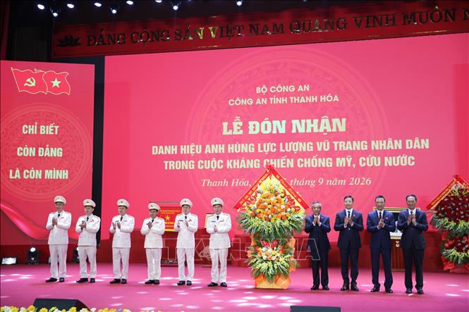 Tỉnh ủy, UBND tỉnh Thanh Hóa tặng lẵng hoa chúc mừng Công an tỉnh Thanh Hóa đón nhận Danh hiệu Anh hùng lực lượng vũ trang nhân dân trong cuộc kháng chiến chống Mỹ, cứu nước. Ảnh Nguyễn Nam - TTXVN