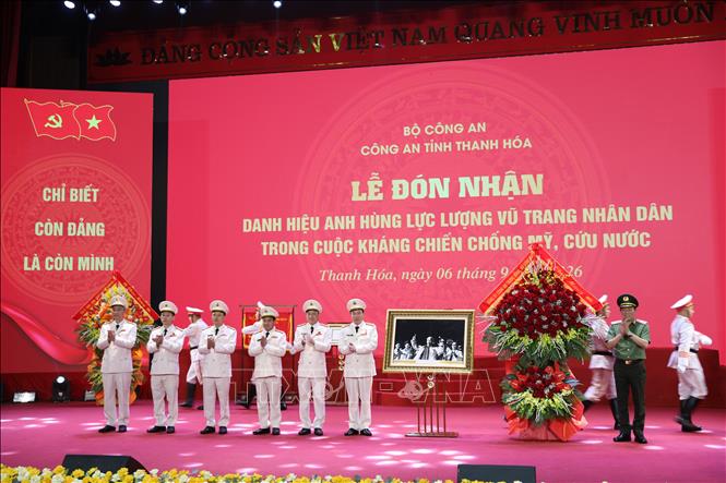 Đại tướng Lương Tam Quang, Uỷ viên Bộ Chính trị, Bí thư Đảng uỷ Công an Trung ương, Bộ trưởng Bộ Công an tặng lẵng hoa chúc mừng Công an tỉnh Thanh Hóa đón nhận Danh hiệu Anh hùng lực lượng vũ trang nhân dân trong cuộc kháng chiến chống Mỹ, cứu nước. Ảnh Nguyễn Nam - TTXVN