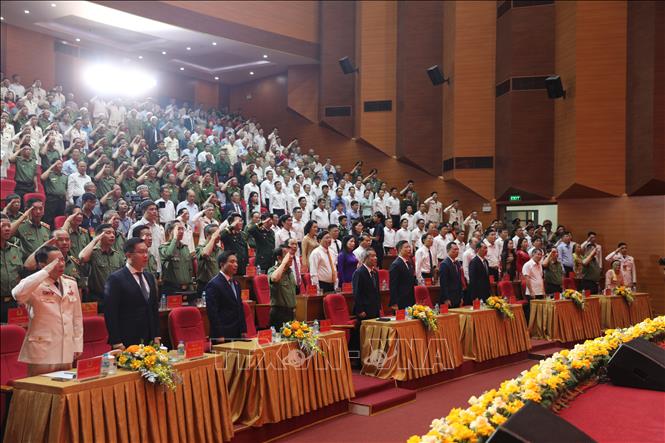Các đại biểu thực hiện nghi lễ chào cờ. Ảnh Nguyễn Nam - TTXVN 