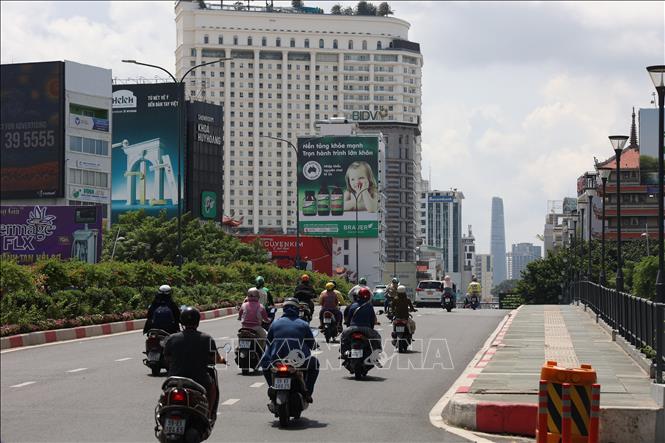 Các phương tiện lưu thông lên cầu Công Lý, hướng về trung tâm TP. Hồ Chí Minh, trong thời tiết nắng nóng 11 giờ, ngày 6/9/2026. Ảnh: Hồng Đạt - TTXVN 